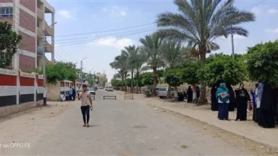 طوابير من الطلبة وأولياء الأمور أمام مدارس دمياط استعدادا لـ