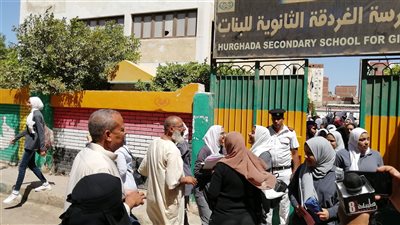 بدء امتحان مادة الاقتصاد والإحصاء داخل لجان محافظة البحر الأحمر (صور)