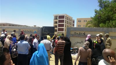 طلاب الثانوية العامة في السويس يؤدون امتحان الاقتصاد والإحصاء 