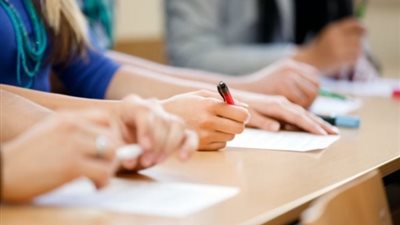 بعد ٢٠ دقيقة.. طلاب الثانوية العامة يتداولون أسئلة امتحان الاقتصاد 