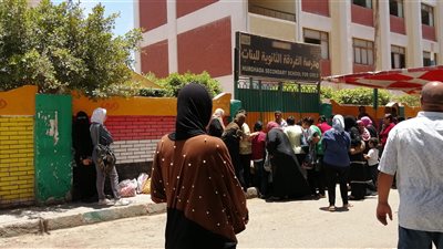 تجمع أولياء أمور طلاب الثانوية العامة بالغردقة أمام لجان الامتحانات (صور) 