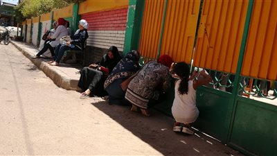أولياء أمور طلاب الثانوية بالغردقة يطمئنون على ذويهم من خلف الأبواب (صور) 