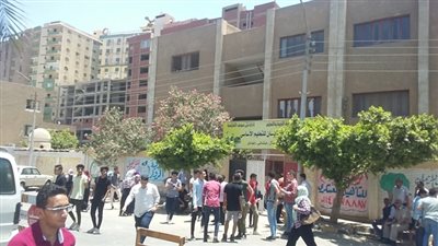 الاقتصاد والإحصاء يمران بسلام على طلاب الثانوي ببني سويف (صور)