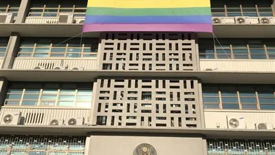 سفارات الولايات المتحدة حول العالم تتحدى ترامب وترفع علم المثليين