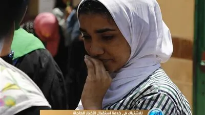 انهيار طالبات الثانوية العامة عقب خروجهن من امتحاني الاقتصاد والإحصاء (صور)