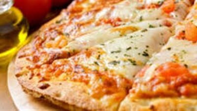 عجينة البيتزا السهلة والسريعة