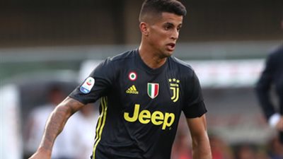 عملاق إيطاليا يهدف لضم مدافع برشلونة لتعويض كانسيلو