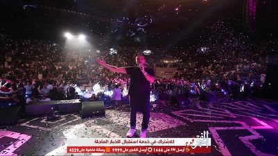 عمرو دياب يبدأ حفله بجدة وسط حشود جماهيرية ضخمة (فيديو)