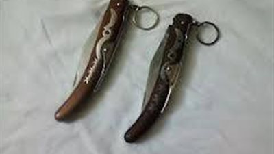 طالب يطعن صديقة بمطواه بالخصوص لمعرفته بعلاقته العاطفية لعشيقته