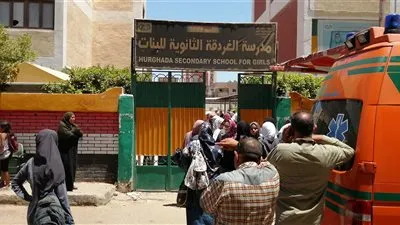 بدء توافد طلاب الثانوية العامة بالغردقة على لجان امتحان الانجليزي (صور) 