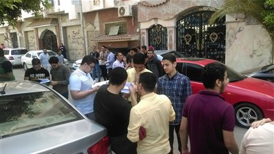 طلاب الثانوية العامة يراجعون 