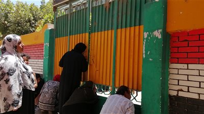 ترقب وقلق بين أولياء أمور طلاب الثانوية العامة بالغردقة (صور)