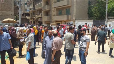 بالصور.. أولياء أمور الشرقية يتلقون أبنائهم بالزغاريد بعد امتحان 