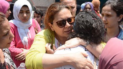 بكاء وأحضان حارة.. أم تساند نجلتها عقب امتحان اللغة الإنجليزية (صور)