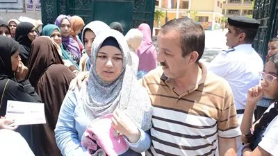 طلاب الثانوية العامة يؤدون امتحان مادة اللغة الأجنبية الأولى