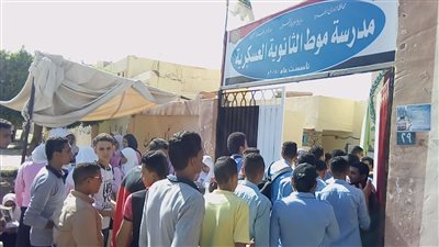 شاهد.. طلاب الثانوية العامة بالوادي الجديد عن امتحان اللغة الإنجليزية: صعب وصادم (صور)