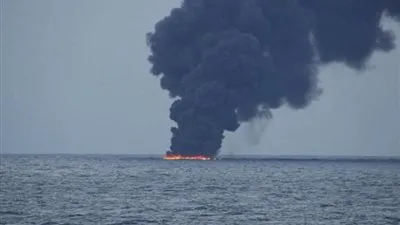 أول فيديو لاستهداف ناقلتي نفط في بحر عمان