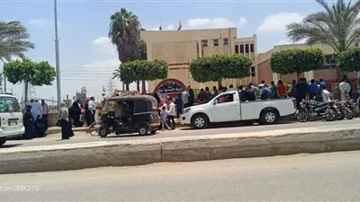 توافد طلاب الثانوية العامة على اللجان قبل بدء الامتحان بدمياط 