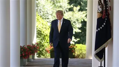 صورة لترامب وهو يعانق العلم الأمريكي تشعل مواقع التواصل الاجتماعي