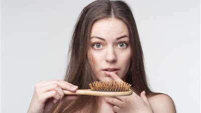 اكتشفي أسباب تساقط الشعر وطرق الوقاية 