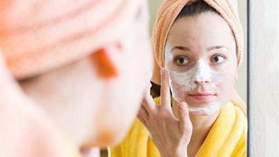 ماسكات لترطيب بشرتك الحساسة في المصيف