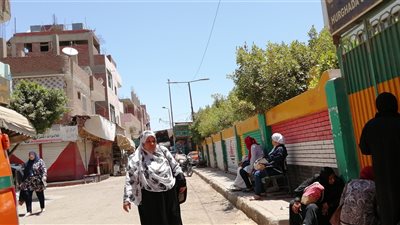 القلق والتوتر يسيطران على أولياء الأمور أمام لجان الثانوية بالغردقة (صور)