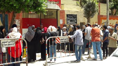 فرحة طلاب الثانوية العامة فى السويس بامتحان الأحياء والفلسفة