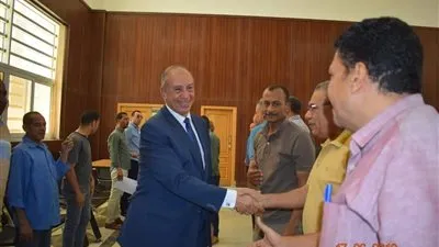 محافظ البحر الأحمر يتلقي التهنئة لحصوله على درجة الدكتوراة عقب وصوله المحافظة (صور) 