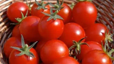 لصاحبات البشرة الدهنية.. ماسك الطماطم للنضارة والترطيب 