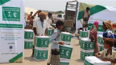 مركز الملك سلمان للإغاثة يوزع 650 كرتونا من التمور في مديرية الخوخة بالحديدة
