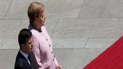 التعب يظهر علي ميركل  أثناء استقبالها الرئيس الأوكراني الجديد في برلين