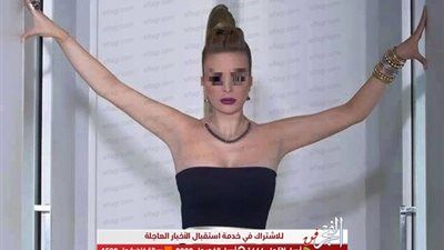 قبلة مثيرة من فنانة شهيرة لعازف 