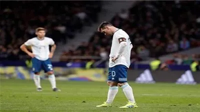 الأرجنتين تواجه شبح الخروج المبكر أمام باراجواي