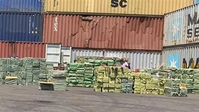 إحباط محاولة تهريب أكثر من ٢٠ طن ألعاب نارية بميناء الدخيلة