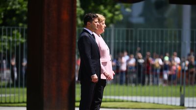 ميركل تشرح سبب رعشتها لدى لقاء الرئيس الأوكراني