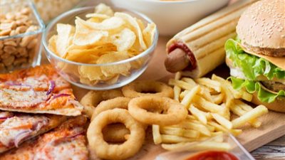 دراسة تكشف خطر الوجبات السريعة على الشباب