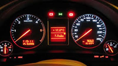 9 خطوات عليك اتباعها عند إضاءة لمبة البطارية في السيارة 