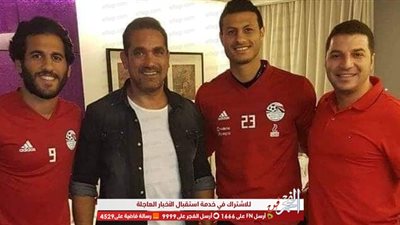 أمير كرارة في زيارة لمعسكر المنتخب قبل انطلاق البطولة بساعات (صورة)