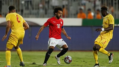 رسم تجسيدي لوجه محمد صلاح أمام استاد القاهرة