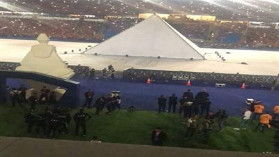 طاقم تحكيم مصر وزيمبابوي يتابع حفل افتتاح أمم إفريقيا 2019