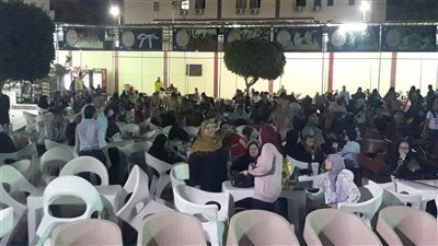 المئات يتجمعون بمركز شباب الاستاد في بورسعيد لمشاهدة مباراة مصر وزيمبابوي
