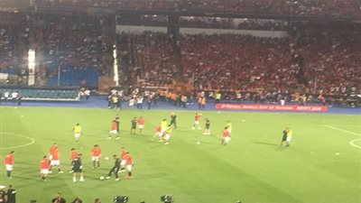 تشجيع حماسي كبير من جماهير ملعب القاهرة بعد نزول المنتخب للإحماء