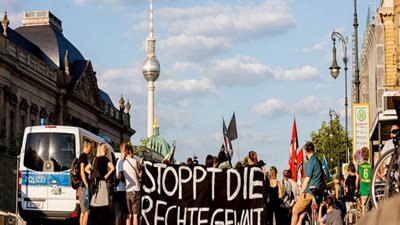 ميركل تحث على قمع المتطرفين اليمينيين 