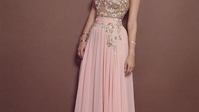 فساتين تناسب إطلالتك في الخطوبة.. اختاري الأنسب (صور)