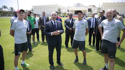 رئيس الأكاديمية العربية يزور مقر تمرين منتخب نيجيريا ويوجه بتوفير كافة الإمكانيات