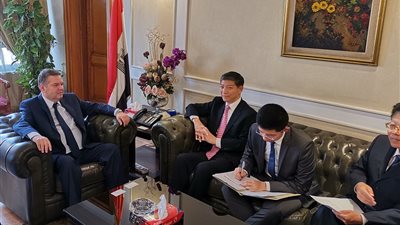 وزير قطاع الأعمال يبحث مع سفير الصين بالقاهرة مجالات التعاون المشترك