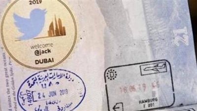 ترحيب خاص على جواز مؤسس تويتر في دبي