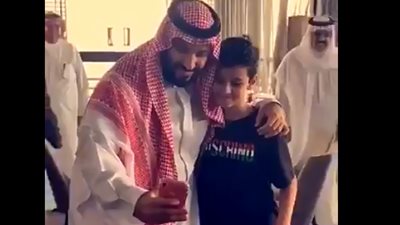 ولي العهد يلتقط سيلفي مع طفل بأحد مطاعم جدة