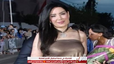 عبير صبري تغازل جمهورها بفستان قصير على أحد الشواطئ (صور)