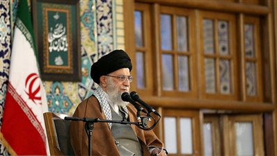 خامنئي ردا على العقوبات الأمريكية: ضغوط الولايات المتحدة لن تؤثر على إيران